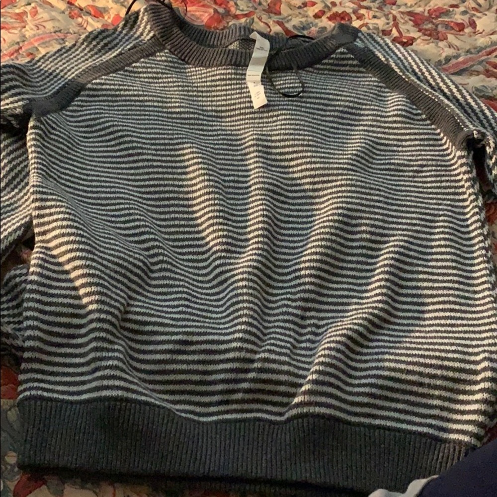 Wms Lululemon Gray Sweater SZ 4